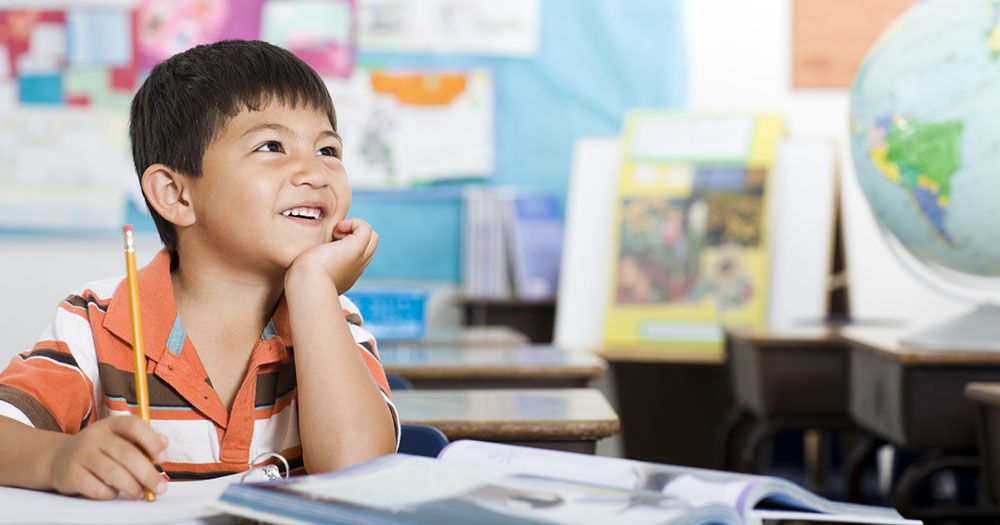 Photo child smiling while looking at teacher